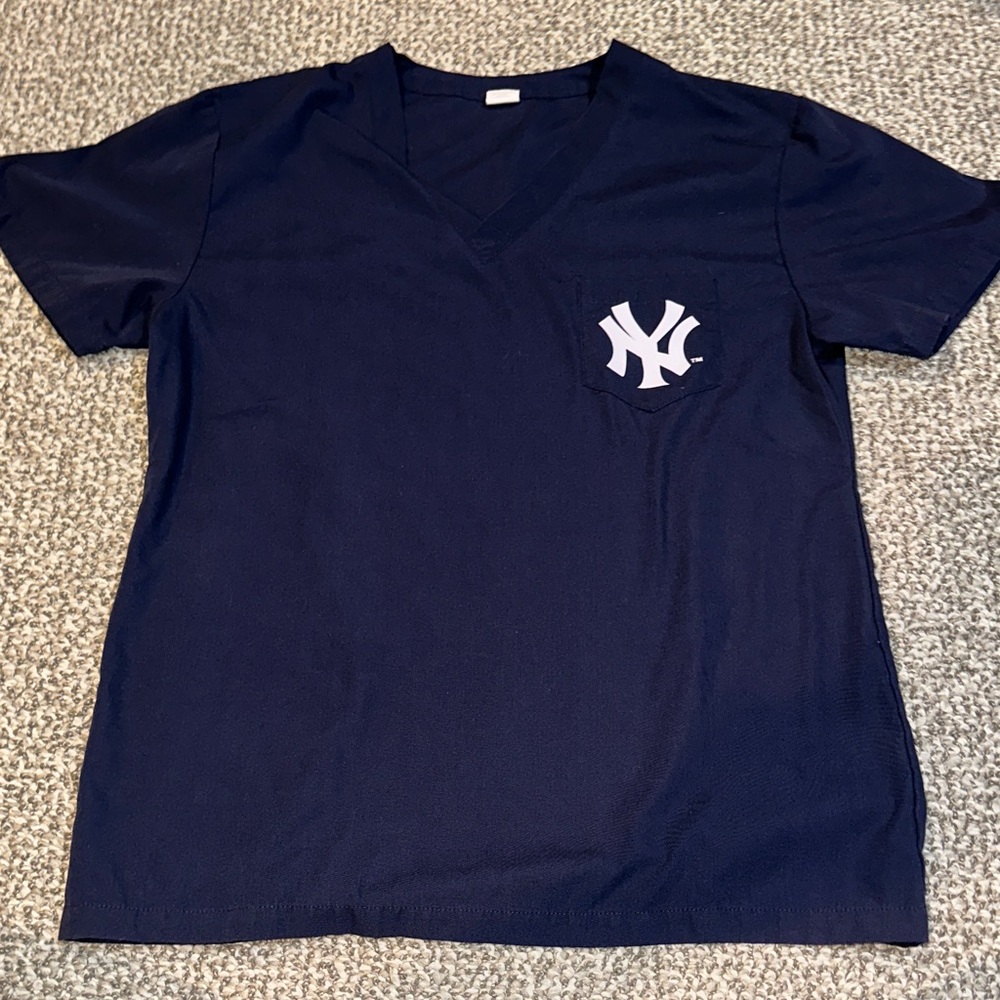 Woman’s New York Yankee Scrub Navy Scrub Top